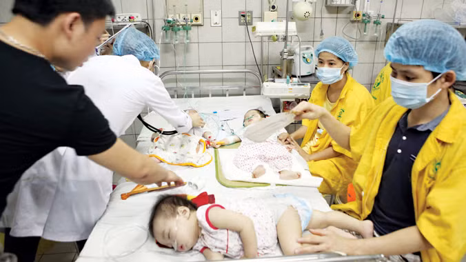 Chăm sóc bệnh nhi tại Bệnh viện Bạch Mai (Hà Nội). Ảnh: Như Ý.