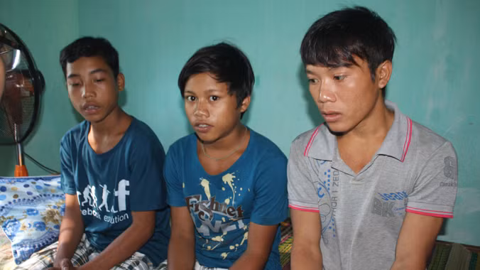 Hồ Văn Băng, Hồ Văn Điếu và Hồ Văn Đồi được công an xã Bình Lâm giải cứu ngày 4/9.