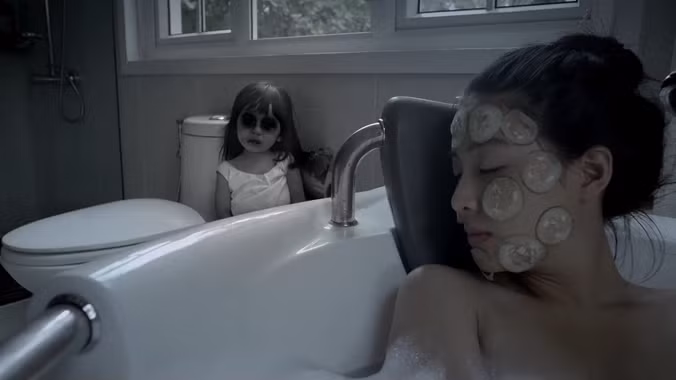 “Ngủ với hồn ma” có điểm chung với nhiều phim kinh dị Việt khác - càng cuối càng hụt hơi.