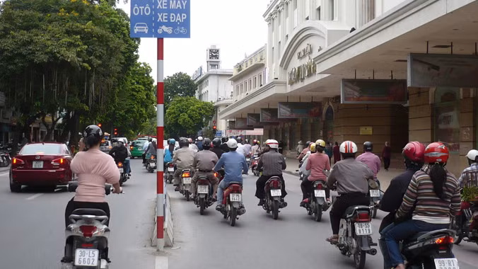 Sau 3 năm phân làn Hà Nội đã dỡ bỏ dải phân cách trên nhiều tuyến phố. Ảnh: Trọng Đảng.