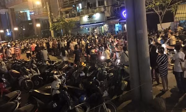 Hàng trăm người kéo tới phố đi bộ để "hóng" hai cô gái hẹn đánh nhau.