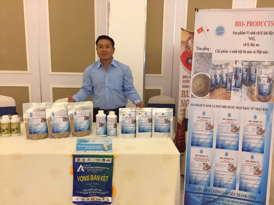 Anh Ngô Đình Khải bên sản phẩm của mình Ảnh: H.H 