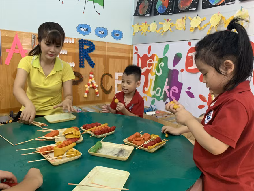 Cô giáo dạy kỹ năng cho trẻ tại trường Mầm non Thực hành Hoa Sen