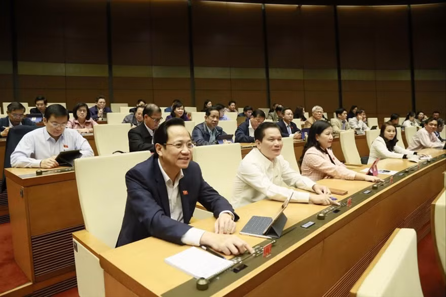 Quốc hội biểu quyết thông qua Bộ luật Lao động sửa đổi Ảnh: Như Ý 