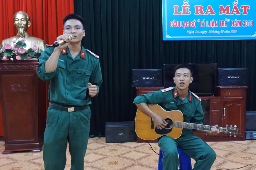 Binh nhất Lê Đại Dương (bên phải) thể hiện tài chơi  đàn ghi ta tại lễ ra mắt CLB “Lý luận trẻ” 