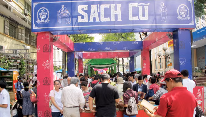 Chợ sách cũ rất hút người mua. Ảnh: Hạnh Đỗ