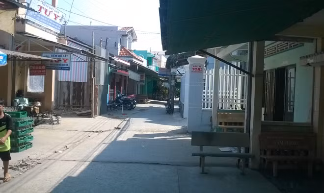 Mái che căn nhà lấn ra mé lộ.