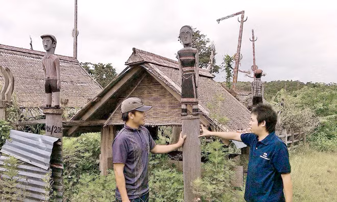 Tượng mộc nhân trước mộ tượng trưng người sống đang đứng canh giấc ngủ ngàn thu của người đã khuất.