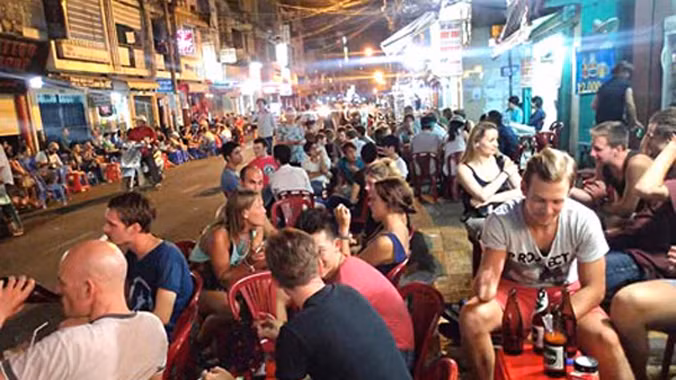 Nhộn nhịp phố Tây.