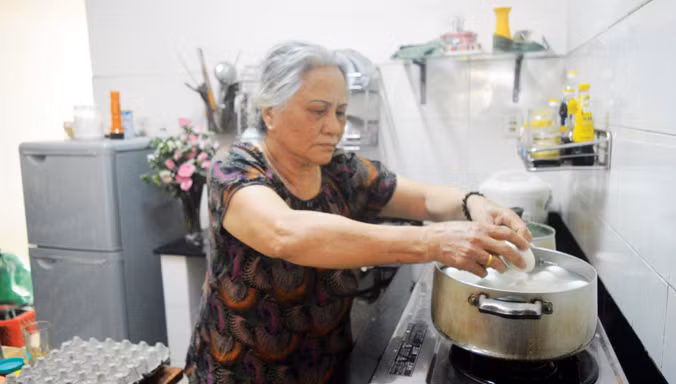 Chuẩn bị hột vịt lộn ra ngõ bán.