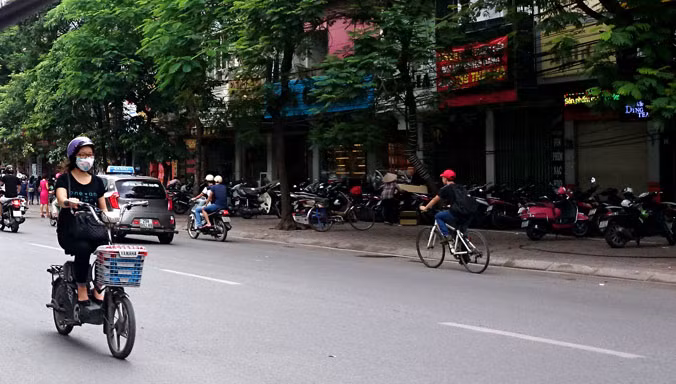 Vỉa hè phố Thái Hà được cho là có chất lượng thi công ẩu. Ảnh: Như Ý