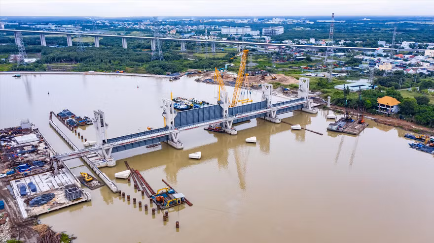 Các cống ngăn triều đã lắp cửa van nhưng công trình phải “đắp chiếu”, không thể tiếp tục thi công để đưa vào vận hành chống ngập 