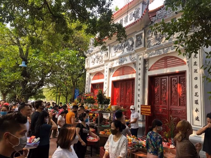 Phủ Tây Hồ hôm mùng Một tháng Ba âm lịch 