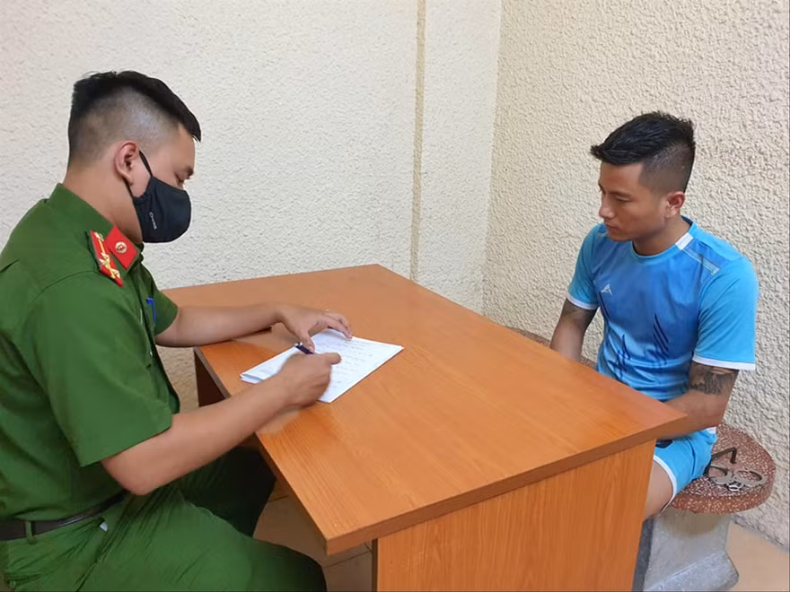 Đối tượng Hân (phải) tại cơ quan Công an