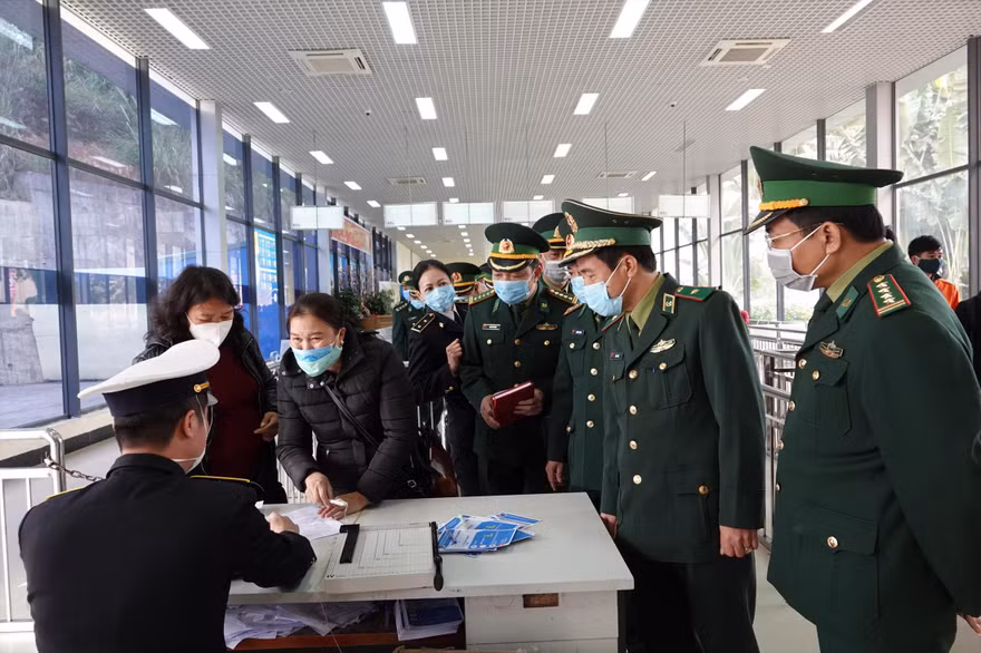 Đoàn công tác Bộ Tư lệnh BĐBP kiểm tra, nắm tình hình kiểm soát dịch viêm phổi tại Cửa khẩu quốc tế Móng Cái, sáng 29/1. ẢNH: NGUYỄN MINH