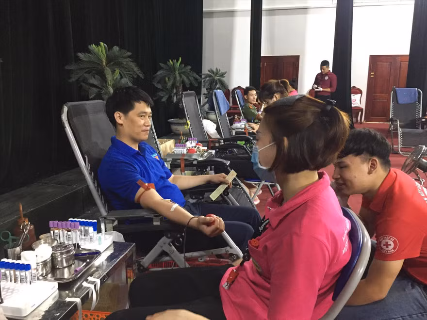 Anh Phạm Minh Khôi, Bí thư Huyện Đoàn Lương Tài tham gia hiến máu tình nguyện tại một chương trình do chính anh tổ chức. Ảnh: PV 
