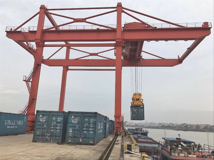Nhiều doanh nghiệp xuất nhập khẩu đi châu Âu và Mỹ đang gặp khó vì thiếu container rỗng đóng hàng