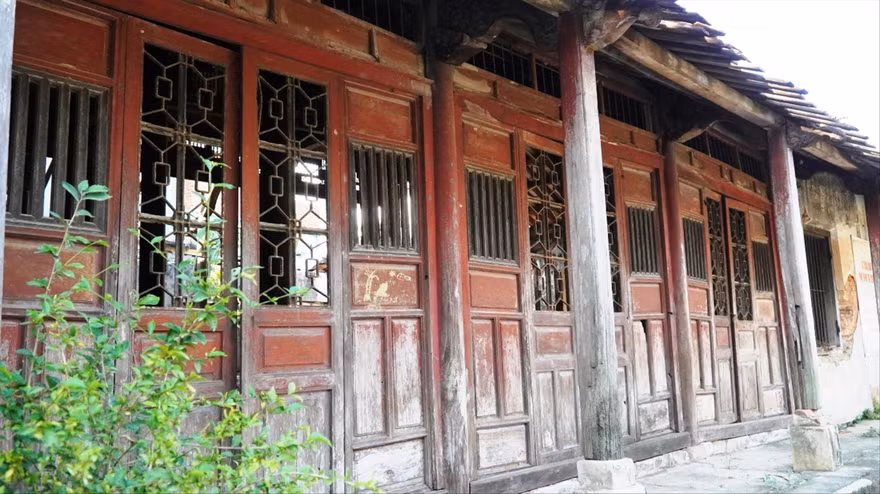 Mái hiên trước cũng tàn lụi, trơ lại phần gỗ mủn mục