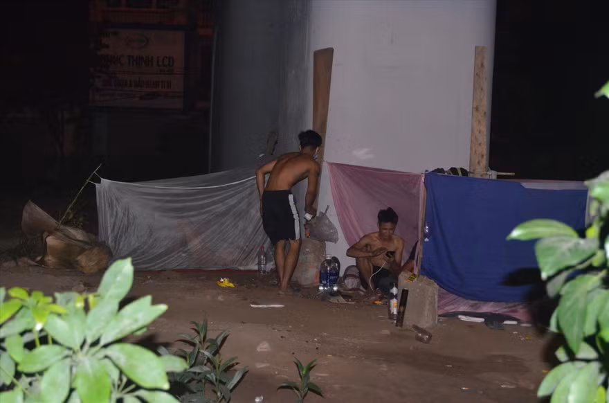 Anh Lô Văn Cà Huệ và nhóm bạn ngủ tại gầm cầu đường Vành đai 3 (chụp lúc vào tối 30/8/2021)