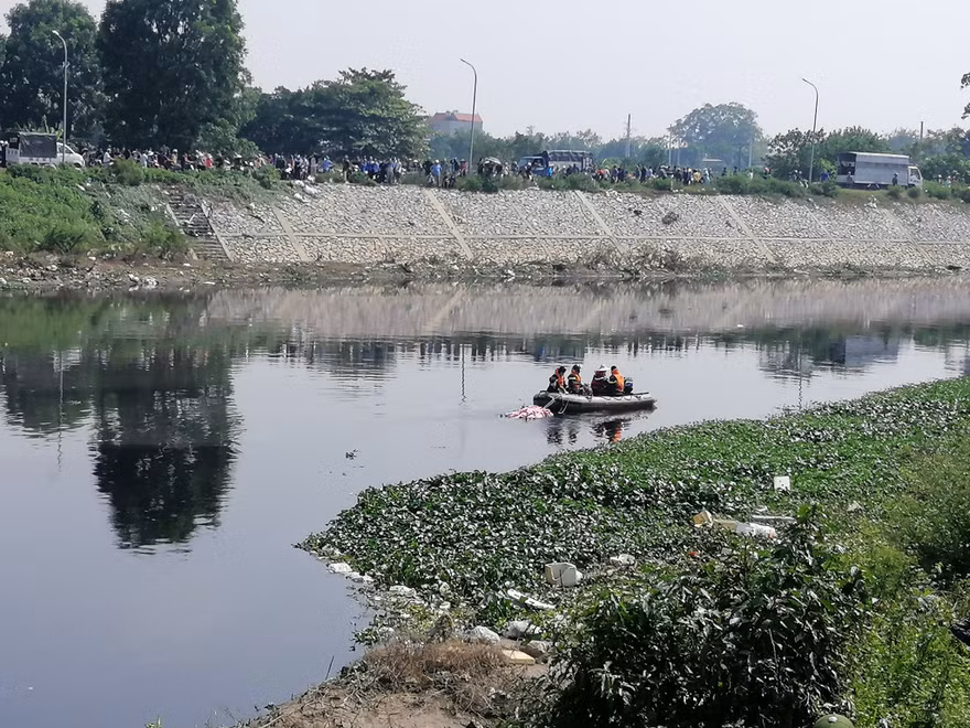 Vụ án giết người, cướp tài sản mới đây xảy ra tại Thường Tín (Hà Nội) vẫn là câu chuyện nhức nhối về tội phạm liên quan ma túy. Trong ảnh , lực lượng chức năng tìm kiếm và đưa thi thể nữ sinh viên bị sát hại lên bờ. Ảnh: Thanh Hà - Hữu Dánh 