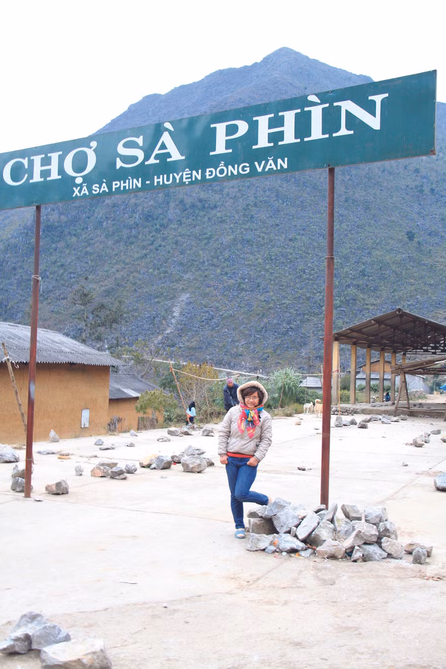 Tác giả tại chợ Sà Phìn, Đồng Văn trong chuyến công tác cuối năm 2012. Ảnh: Trường Phong