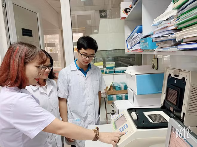 Nữ tiến sĩ Nguyễn Thị Trang (bên trái) hướng dẫn sinh viên nghiên cứu. Ảnh: NVCC