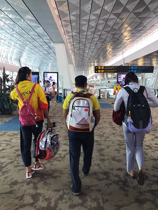 Những VÐV Việt Nam chờ chuyến bay thương mại về nước ngày 2/9. Họ không có chỗ trên chuyên cơ chở những VÐV được vinh danh và quan chức. Ảnh: VP