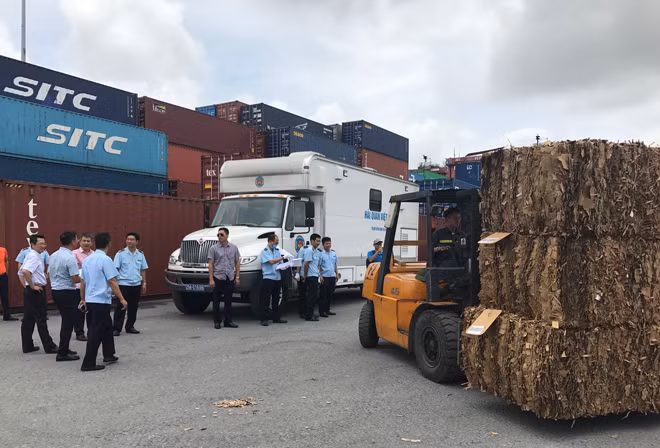 Hải quan kiểm tra container phế liệu tại Cảng Hải Phòng. ảnh: N.T
