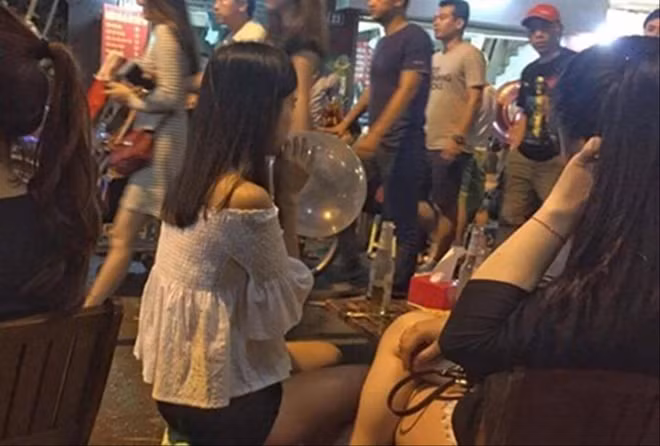 Hít bóng cười công khai tại khu vực phố cổ Hà Nội