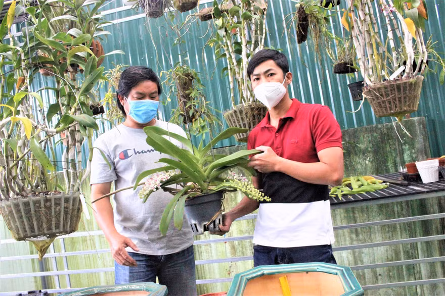Anh Long (bên phải) giới thiệu vườn lan