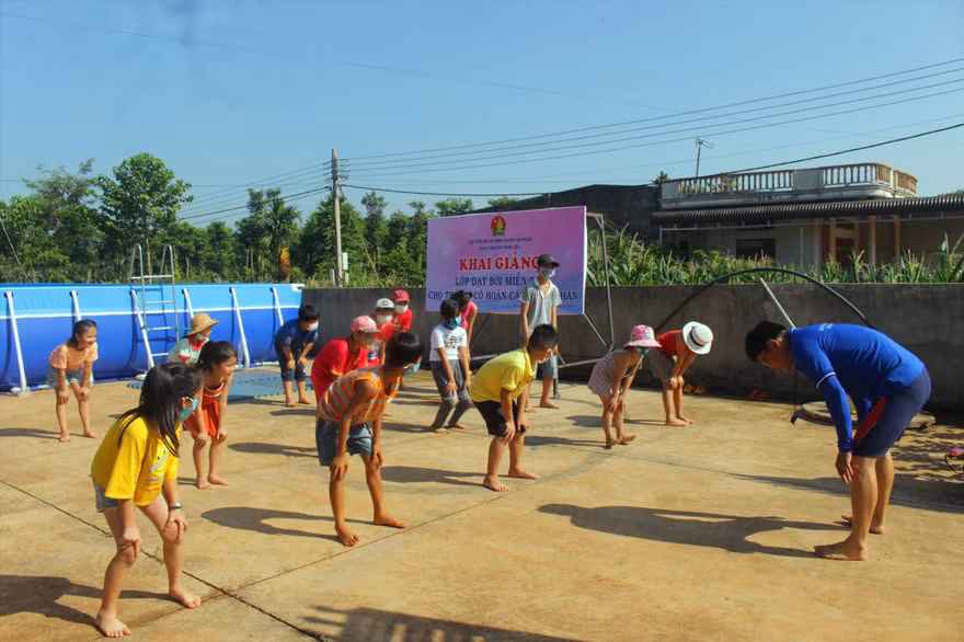 Các em thiếu nhi khởi động trước khi vào học bơi