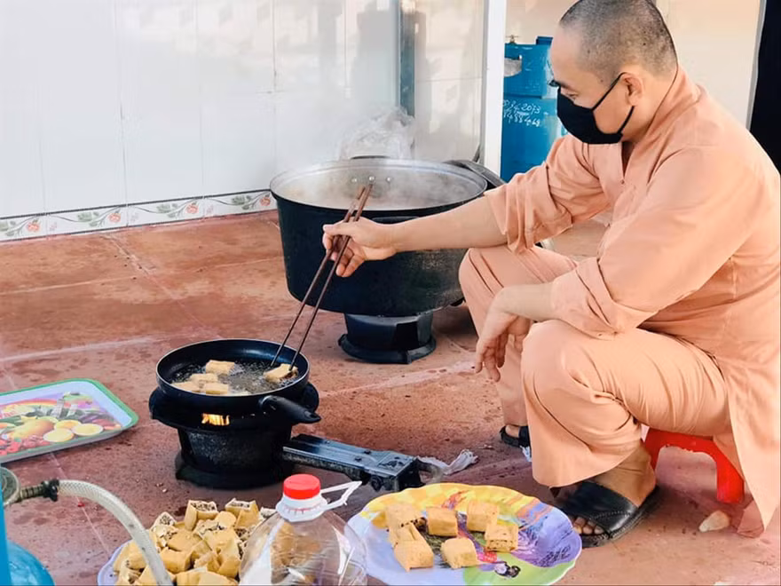 Sư thầy Thích Chơn Trí tự tay nấu những món chay tặng người dân khu cách ly và lực lượng làm nhiệm vụ phòng chống dịch