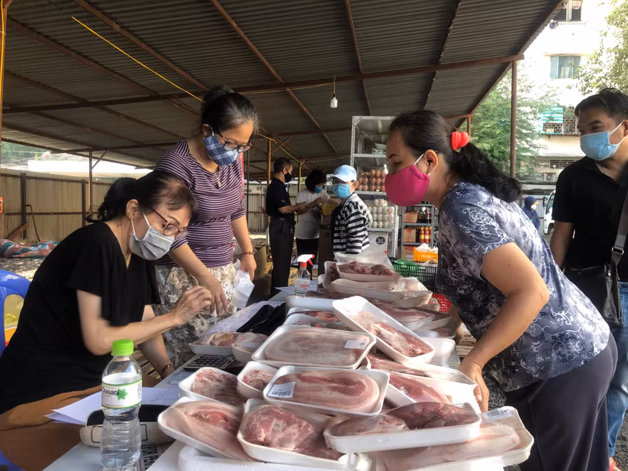 Người dân tại TPHCM tranh thủ mua thịt heo giảm giá. Ảnh: U.P