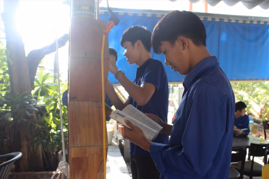 Quán cà phê sách của Thịnh trở thành một điểm sinh hoạt văn hóa quen thuộc của giới trẻ trên địa bàn Ảnh: Giang Thanh 