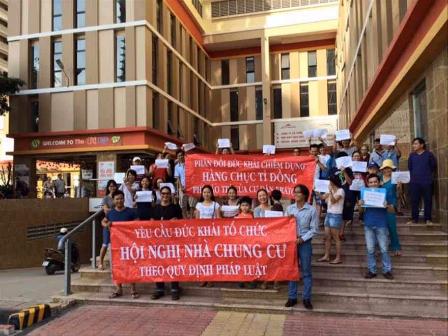 Cư dân căng băng rôn yêu cầu chủ đầu tư bàn giao phí bảo trì tại một dự án ở TPHCM ảnh: Đ.D 