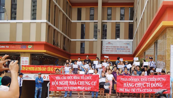 Cư dân The Era Town treo băng rôn yêu cầu chủ đầu tư trả phí bảo trì. Ảnh: Đình Du.