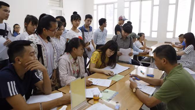 Thí sinh đăng ký xét tuyển đại học hệ chính quy năm 2015 ngày cuối cùng tại trường ĐH Công Đoàn-Hà Nội. Ảnh: Ngọc Châu.