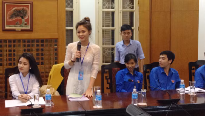 Tài năng trẻ thảo luận chủ đề “Khát vọng cống hiến bản sắc Việt”. Ảnh: Quang Lộc.