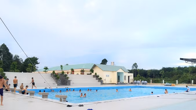 Bộ đội phấn khởi được tập luyện tại hồ bơi trong doanh trại.