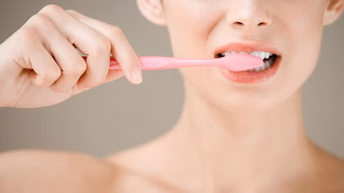 Đánh răng trong bóng tối để ngủ ngon