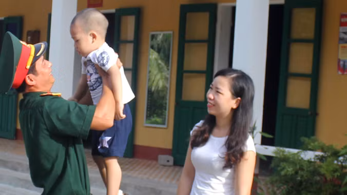 Khoảnh khắc hạnh phúc của thượng úy Nguyễn Công Vũ khi đón vợ con ra thăm tại đơn vị.