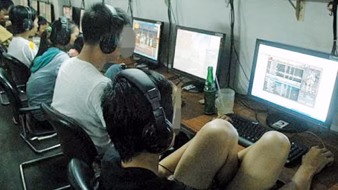 Nhiều quán net vẫn mở cửa để game thủ “cày” xuyên đêm. Ảnh: Hữu Huy.