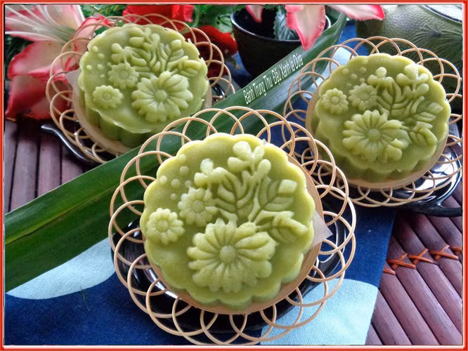Một mẫu bánh trung thu “handmade” được chào bán trên thị trường.