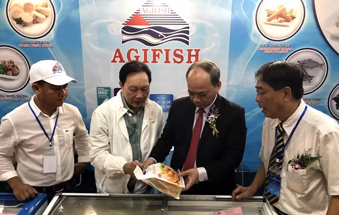 Thứ trưởng Bộ NN&PTNT Vũ Văn Tám (thứ 2 từ trái sang) thăm gian của Cty CP XNK Thủy sản An Giang (Agrifish) tại Hội chợ.
