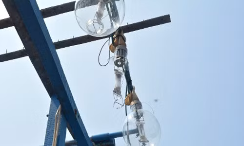 Bóng đèn trên tàu QNa 91865 bị bắn bể