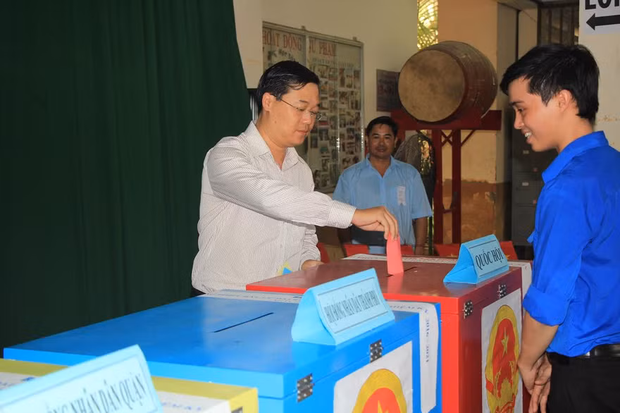 Anh Lê Quốc Phong, Ủy viên dự khuyết Trung ương Đảng, Bí thư thứ nhất Ban chấp hành Trung ương Đoàn thực hiện nghĩa vụ cử tri. Ảnh: Ngô Tùng.