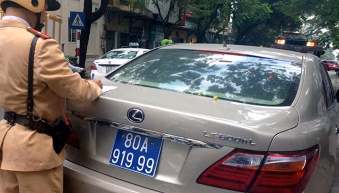 CSGT xử lý xe Lexus mang BKS màu xanh giả.