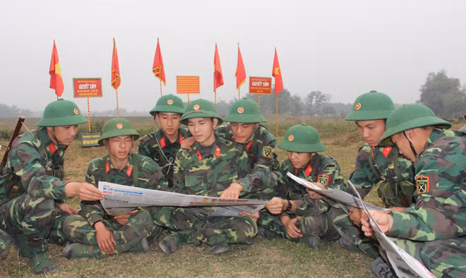 Cán bộ, chiến sỹ Trung đoàn 148 (Sư đoàn 316) trong phút giải lao trên thao trường.