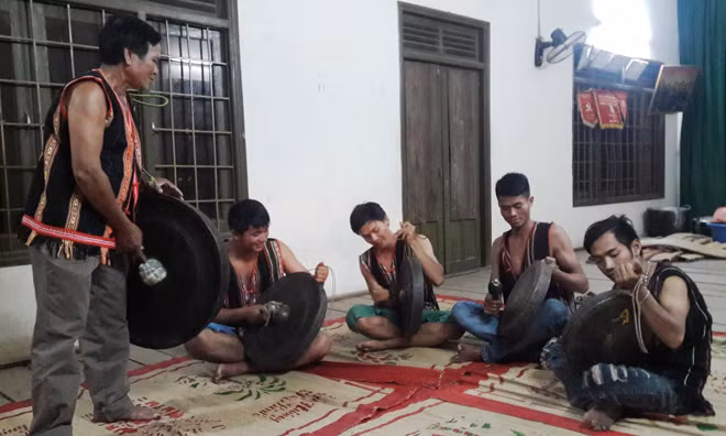 Nghệ nhân Y Ma Lai Kpă đang dạy cách đánh cồng chiêng cho các bạn trẻ.