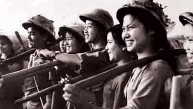 Những cô gái thanh niên xung phong. Ảnh: Mai Nam.